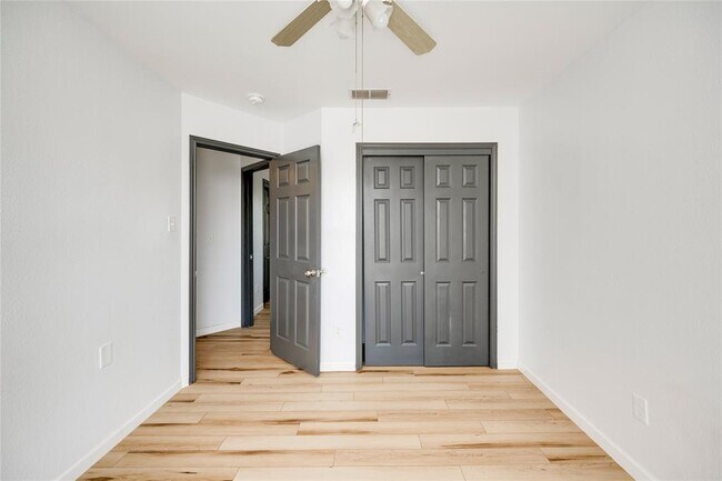 Building Photo - 1917 Windy Park Dr