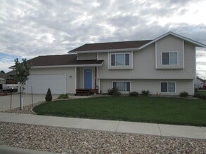 Building Photo - 4 BEDROOM | 2 BATH | DOUBLE CAR GARAGE | RAPID VALLEY