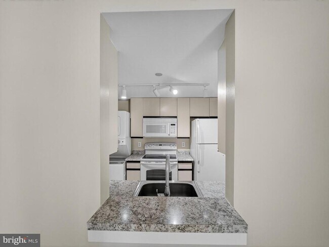 Building Photo - 1530 Key Blvd