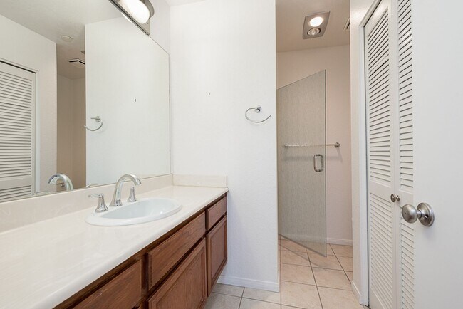 Building Photo - Marina District 2 Bedroom at Marina Park! ...