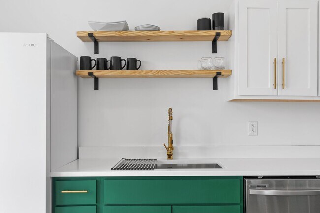 Building Photo - Charming + Modern Highland Park Home - 3 Beds, 2 Baths, Fenced Yard, + Plenty of Parking!