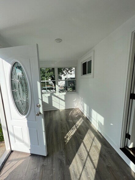 Building Photo - 12 Lawrence St