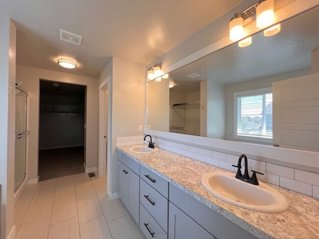 Building Photo - Beautiful 4 Bed, 2.5 Bath Plus Office in S...