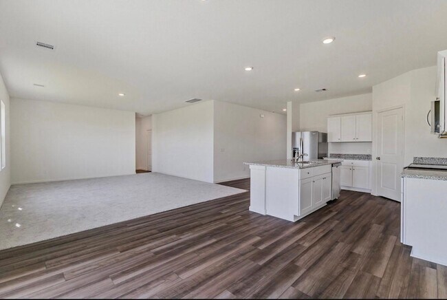 Building Photo - 27235 Blue Pool Dr
