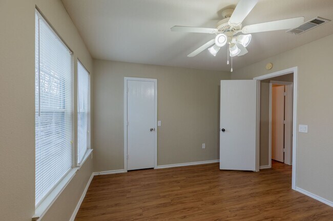 Building Photo - Charming 3BR/2.5BA Home with Spacious Back...