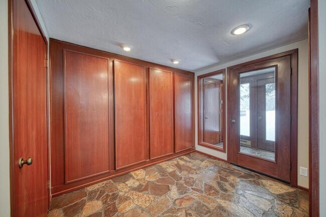 Building Photo - 225 E 25th St