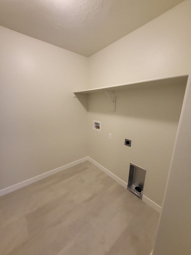 Building Photo - 3 Bedroom Townhome