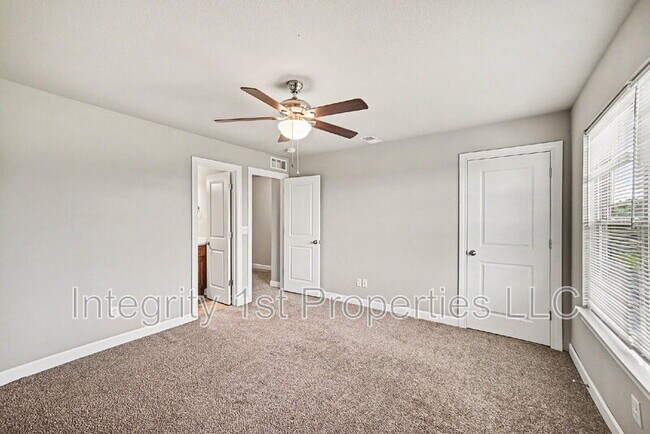 Building Photo - 10510 Clubhouse Dr