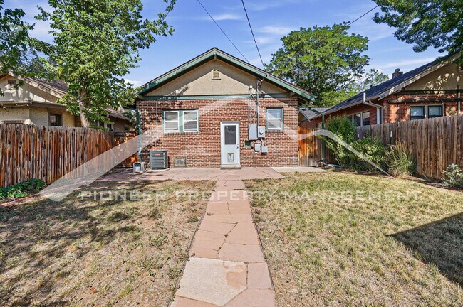 Building Photo - Spacious Home with Central AC and Washer/Dryer