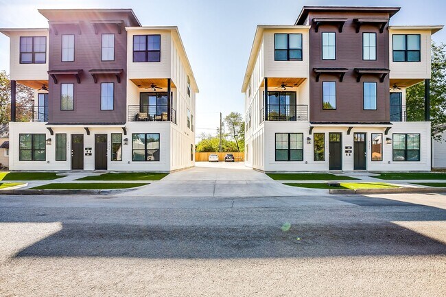 Building Photo - 2323 Benbrook Blvd