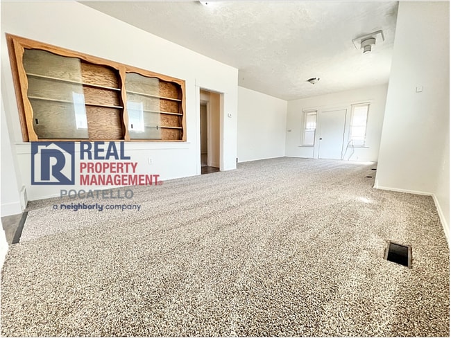 Building Photo - Beautiful Large 2 Bedroom 2 Bathroom Home ...