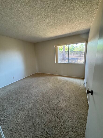 Building Photo - 330 Ivy Ln