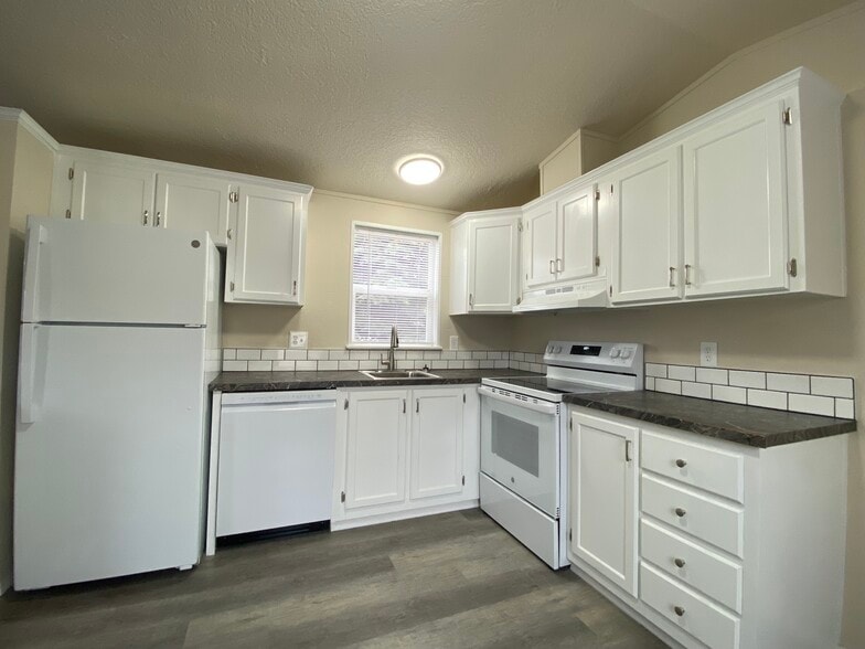 Building Photo - 2099 W Plymouth Cir