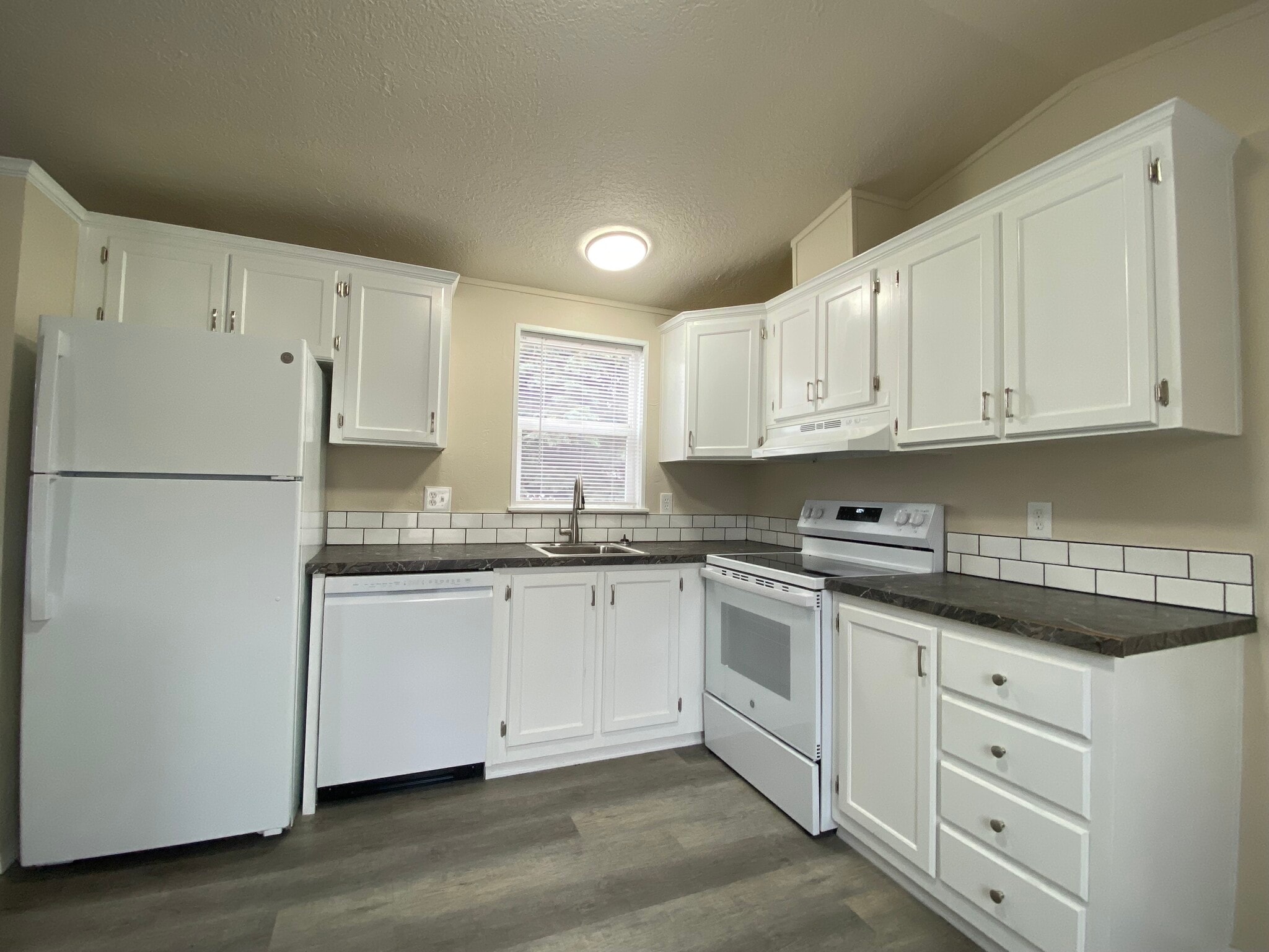 Building Photo - 2099 W Plymouth Cir