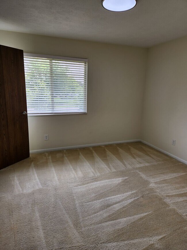 Building Photo - Great 2 bed 2 bath condo In Centerville