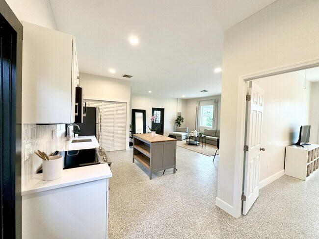 Building Photo - 8677 Estate Dr