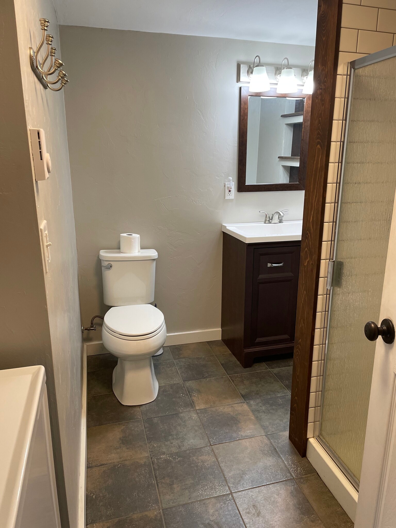 Building Photo - 209 W Barnes Rd