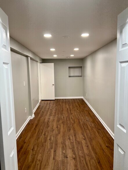 Building Photo - 1833 N Sawyer Ave