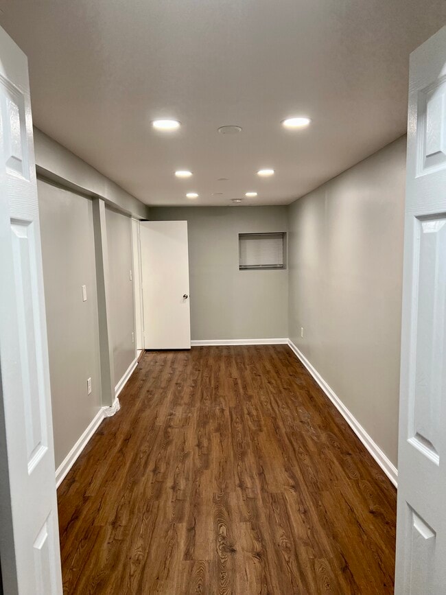 Building Photo - 1833 N Sawyer Ave