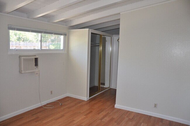 Building Photo - 1218 Sandia Ave
