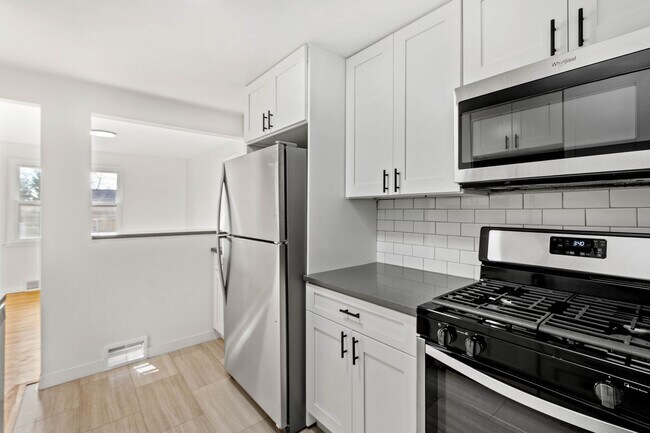 Building Photo - READY FOR JULY 1ST! Don't miss this UPDATED 3-bedroom!