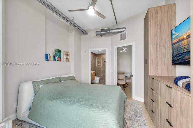 Building Photo - 3029 NE 188th St