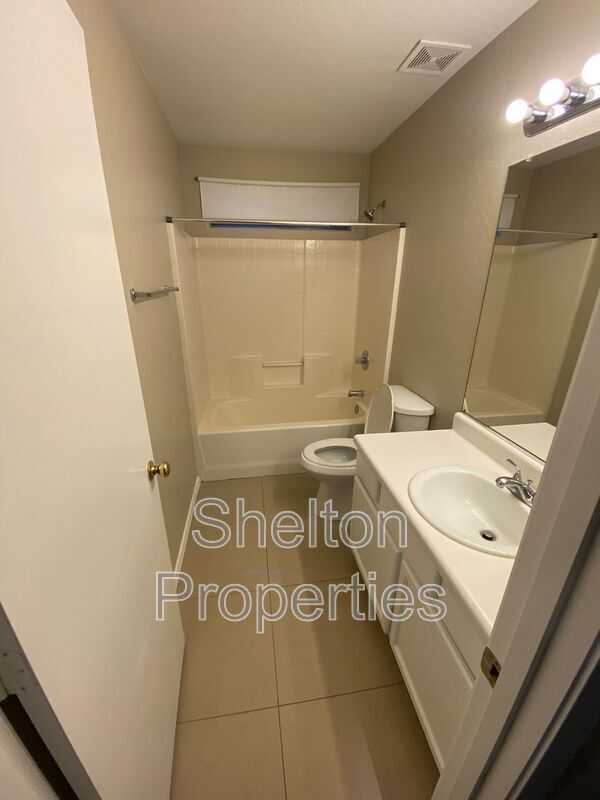 Building Photo - 10834 W Wilshire Dr