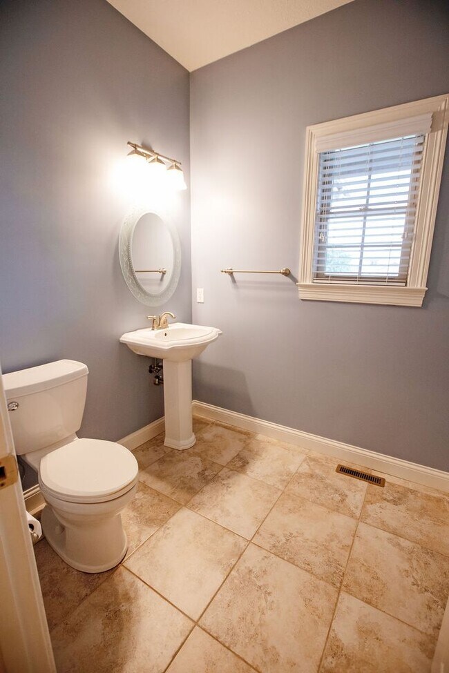 Building Photo - 3 Bed (with 4th bed potential downstairs),...