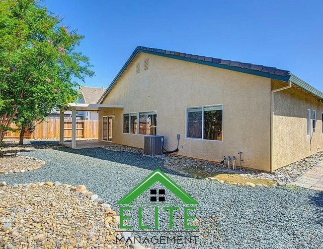 Building Photo - 3 Bed 2 Bath Live your best life in this i...