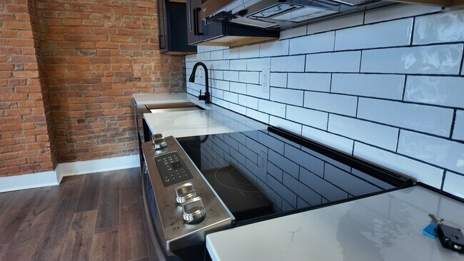 Building Photo - Stylish 1-Bed Loft with Bonus Space in OTR – In-Unit Laundry!