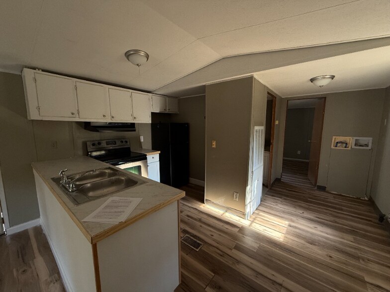 Building Photo - 0 Acorn Village Ln