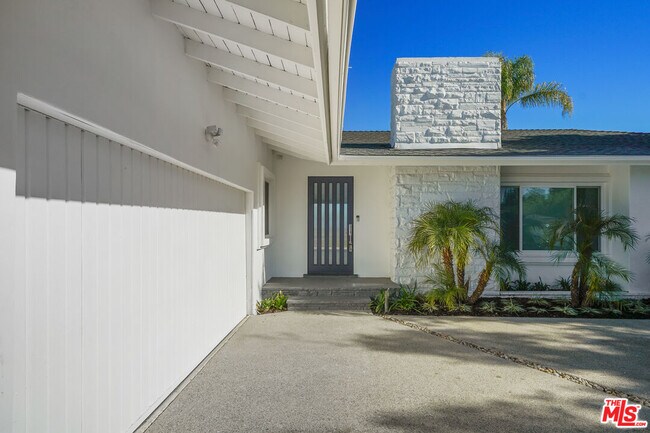 Building Photo - 16210 Bertella Dr