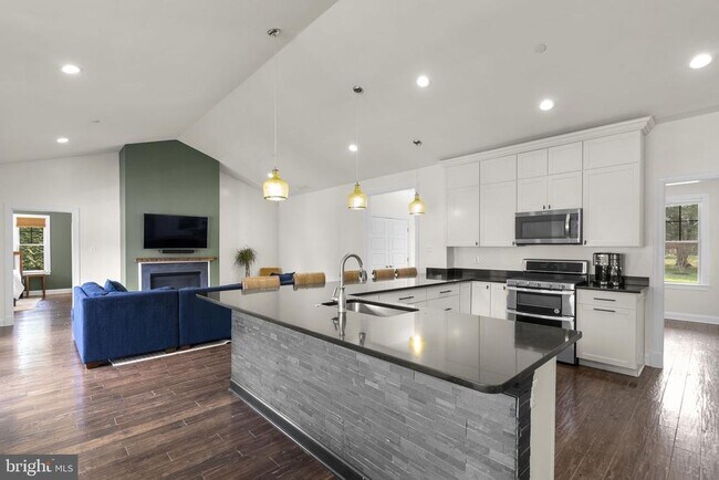 Building Photo - 17601 Crystal Spring Terrace