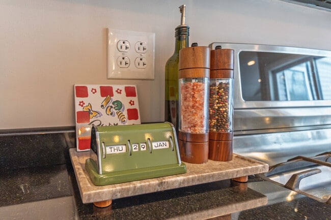 Building Photo - 99 W Circular St