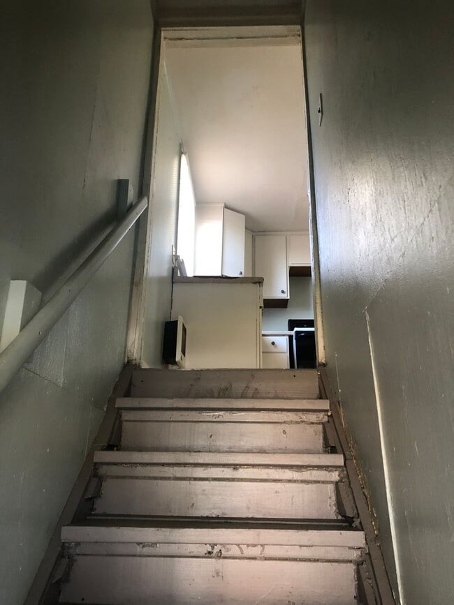 Building Photo - 1 Bed/1 Bath Upstairs Apartment located walking distance to Downtown Gallatin.