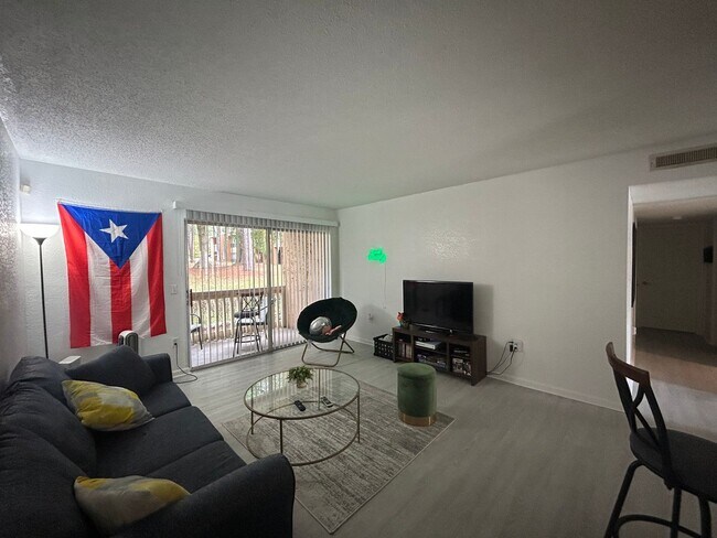 Building Photo - Newly Updated & Stylishly Furnished Room f...