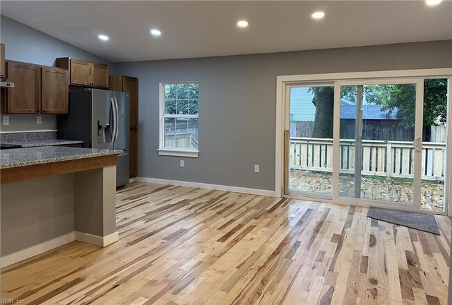 Building Photo - Gorgeous, newly renovated 3 bed/2 bath home