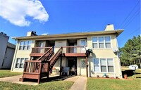 Building Photo - Move In Special: 1/2 Off 1st Month's Rent!!