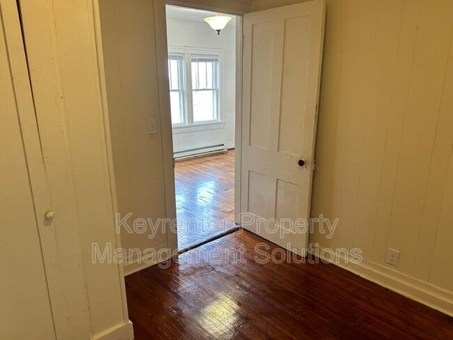 Building Photo - 1014 Hall St