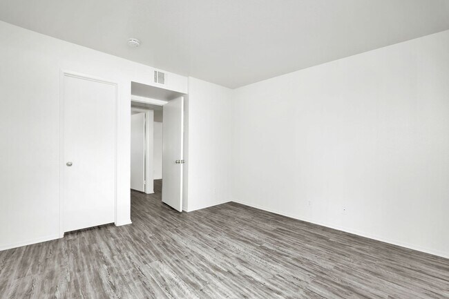 Building Photo - 2BD 2BTH Corner
