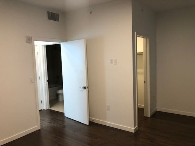 Building Photo - 2 Bedroom Condo in the Confluence!