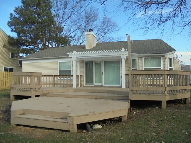 Building Photo - 1534 St Andrews Cir