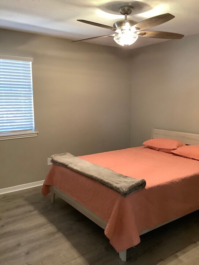 Building Photo - 2402 Sycamore Ave