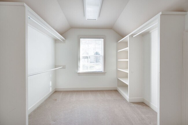 Building Photo - Fantastic renovated 5BE/4BA family home on beautiful oversized private Lot in the heart of Belle ...