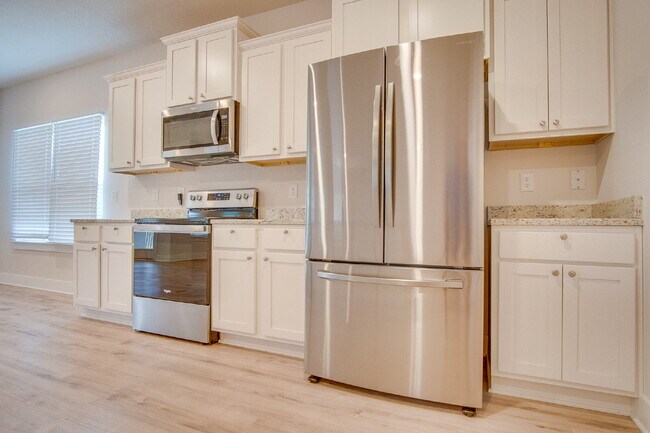 Building Photo - Deer Run 4BR/3BA Home – Solar, Community Pool & ½ Deposit for Active Military