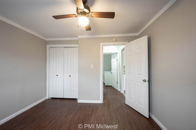 Building Photo - "Cozy 1-Bedroom Haven in Greenfield with E...