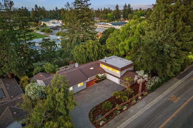 Building Photo - Spacious Menlo Park Retreat with 6 Bedroom...