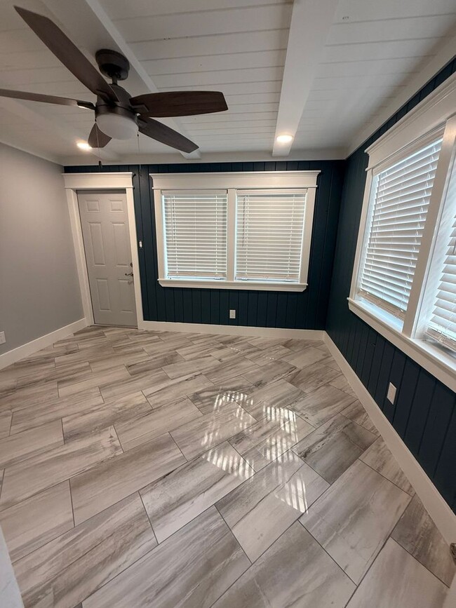 Building Photo - 4 bedroom 1 bath house with a large fenced...