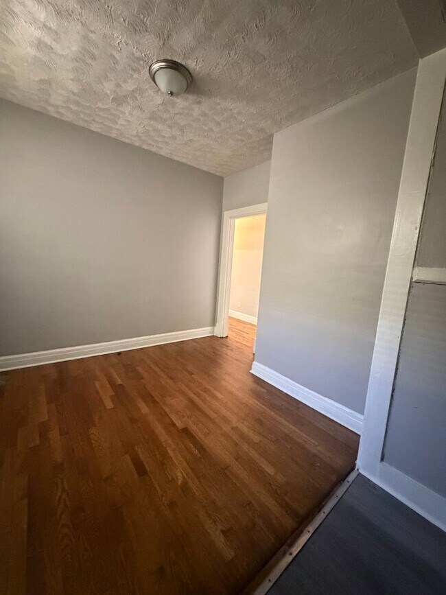 Building Photo - Mallory Duplex