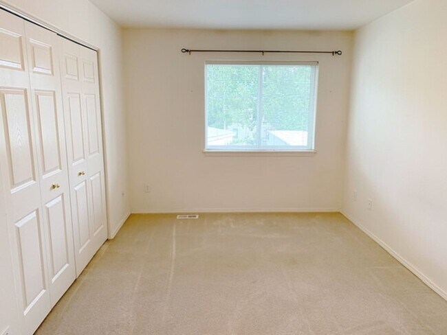 Building Photo - East Anchorage Townhouse with Yard, Garage, and W/D In unit! Close to JBER!